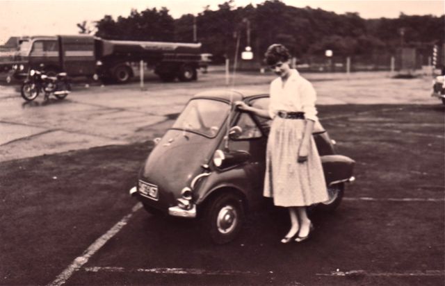 De kartonnen doos had ze zorgvuldig bijgehouden. In geval van panne, doos in, paar postzegeltjes er op en naar de garage!